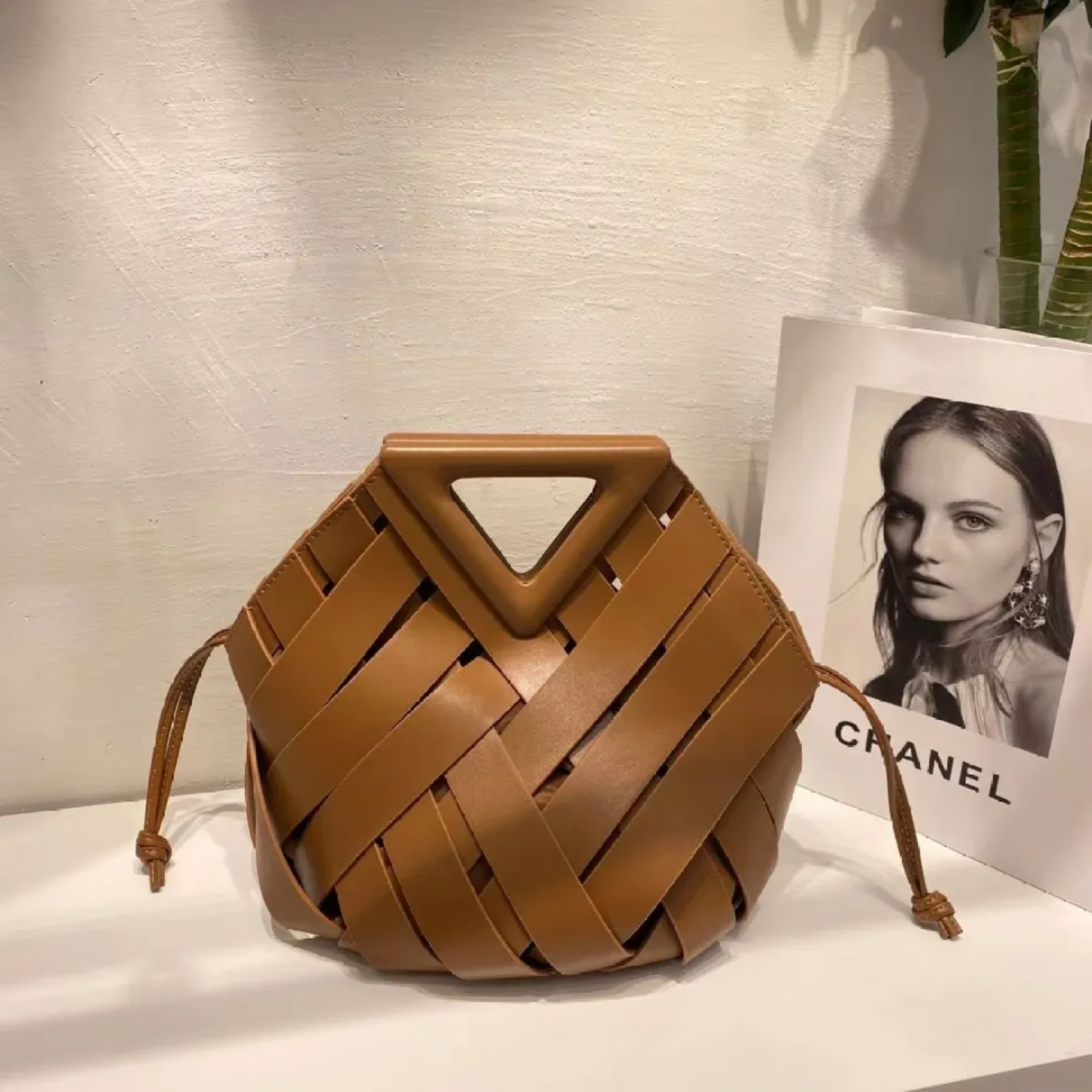 El bolso tipo cesta de cuero "inspirado en Bottega-Veneta-Intrecciato"