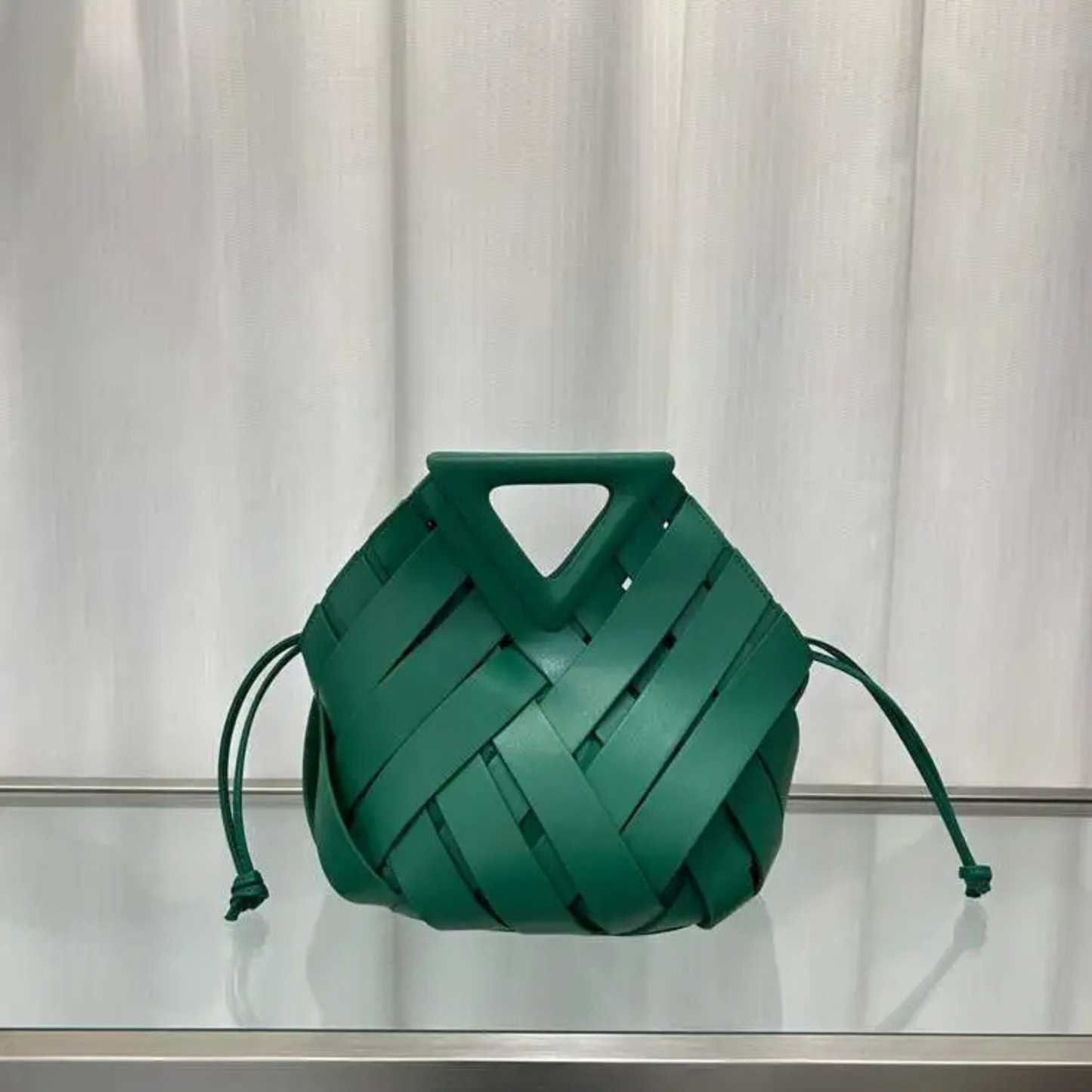 El bolso tipo cesta de cuero "inspirado en Bottega-Veneta-Intrecciato"