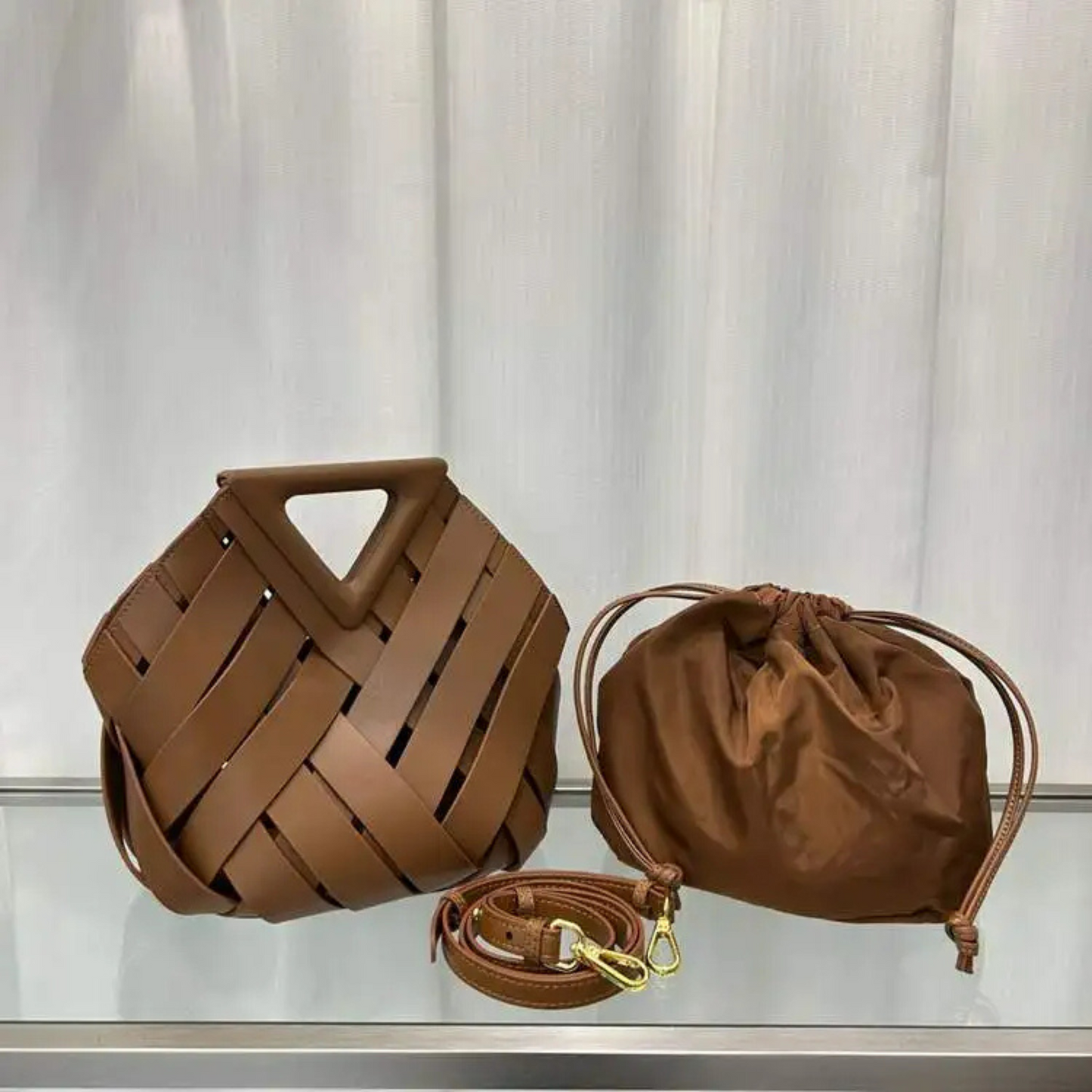 El bolso tipo cesta de cuero "inspirado en Bottega-Veneta-Intrecciato"