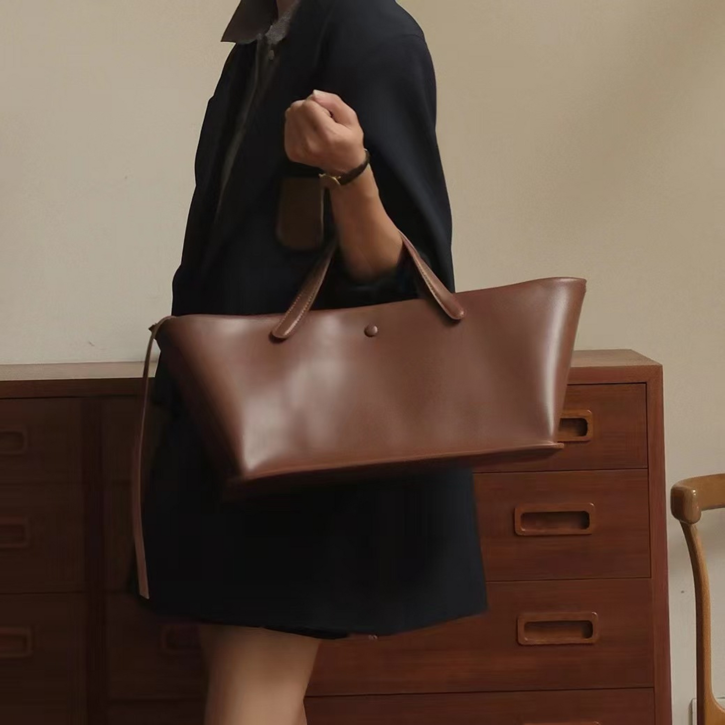 The "Row-IDAHO-inspired" Luxurious Leather Bag