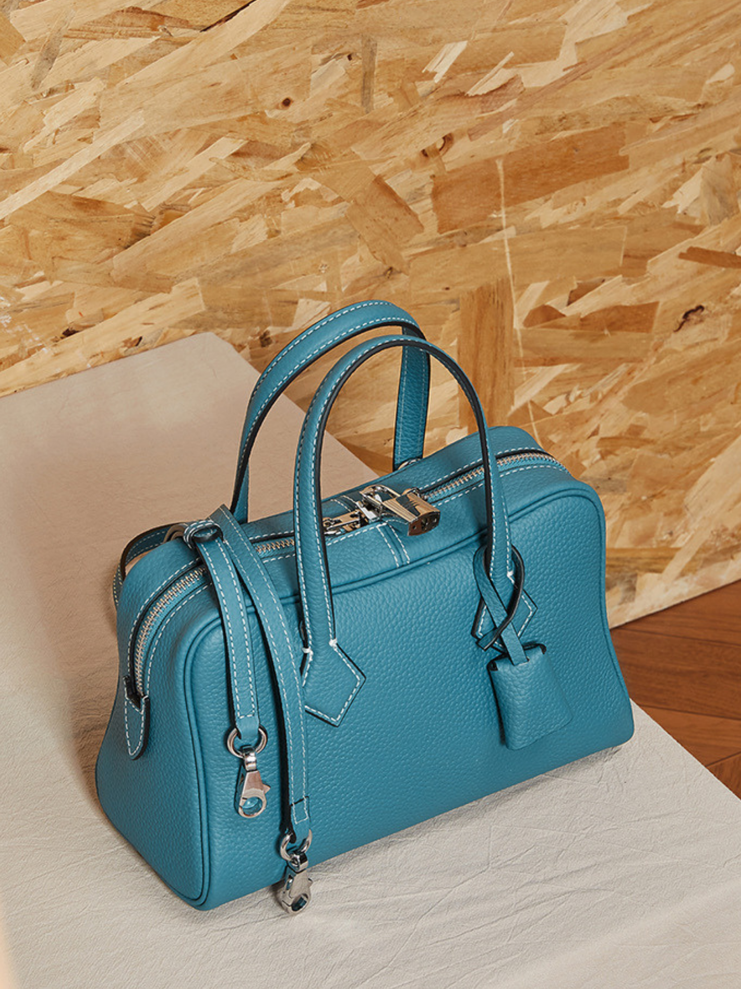 Victoria Style Classic Leather Shoulder Bag