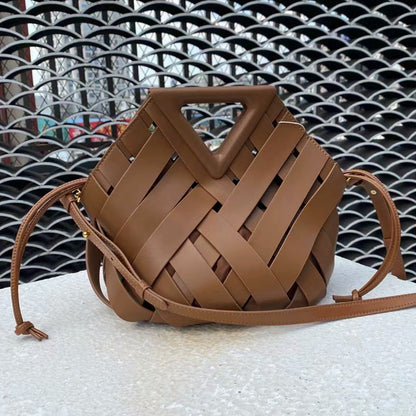 El bolso tipo cesta de cuero "inspirado en Bottega-Veneta-Intrecciato"